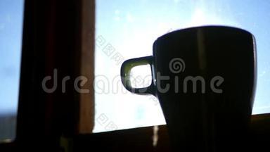 美味<strong>的</strong>一杯热茶站在窗台上，在<strong>春天的</strong>阳光下，<strong>高清</strong>，1920x1080。